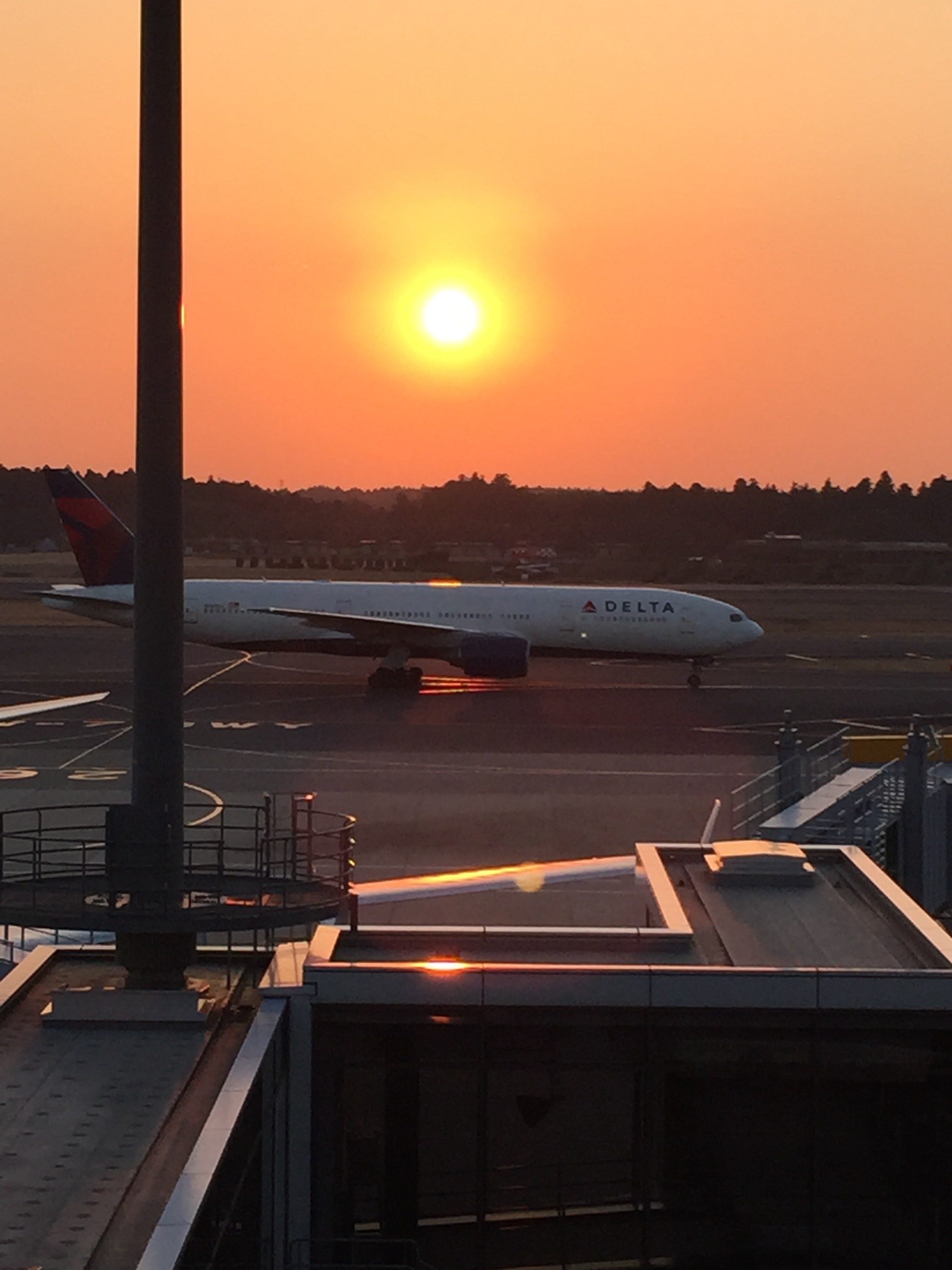 成田空港の滑走路と夕日