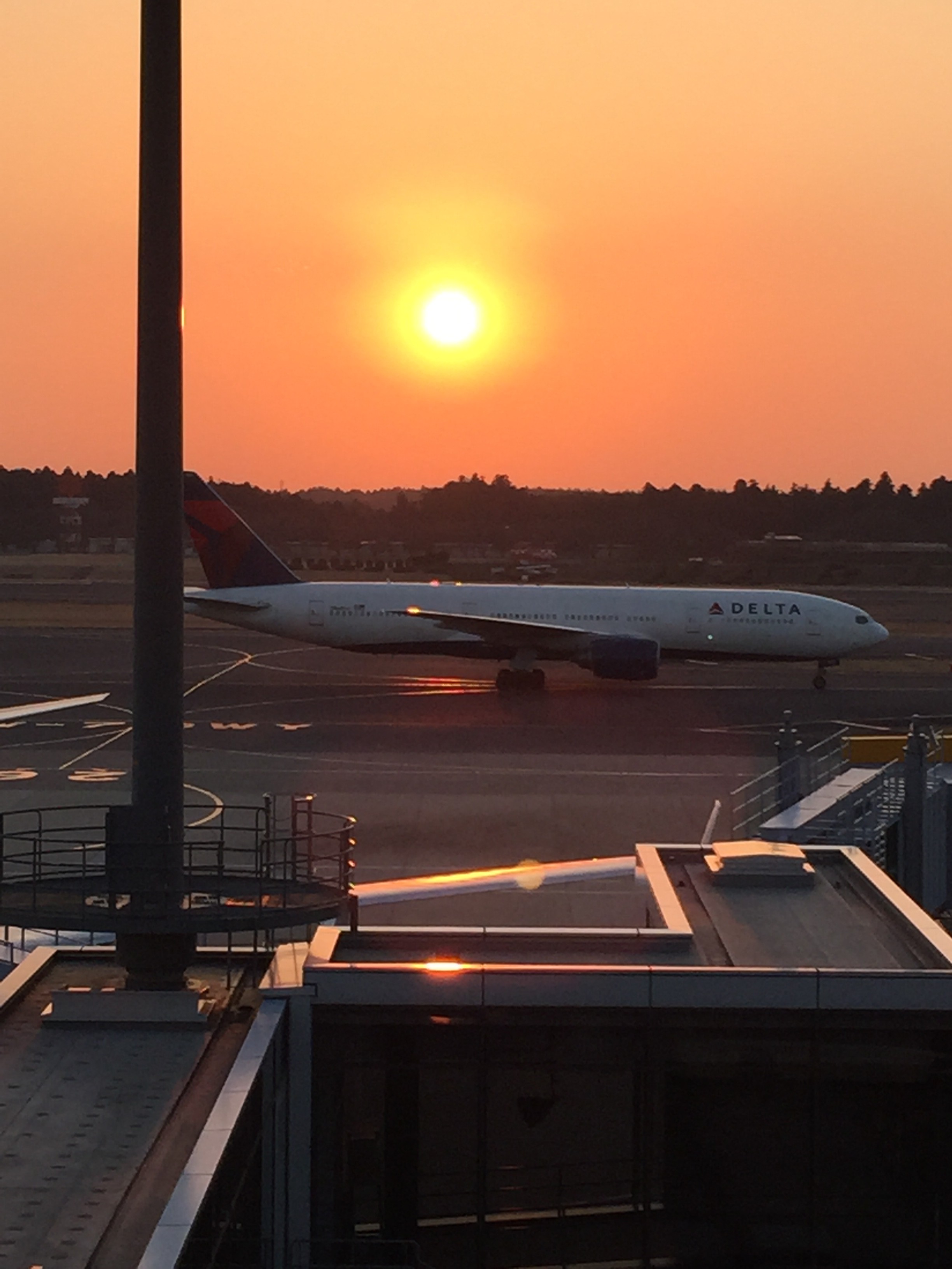 成田空港の滑走路と夕日