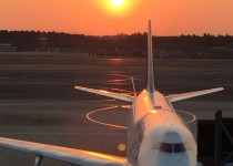 成田空港の滑走路と夕日