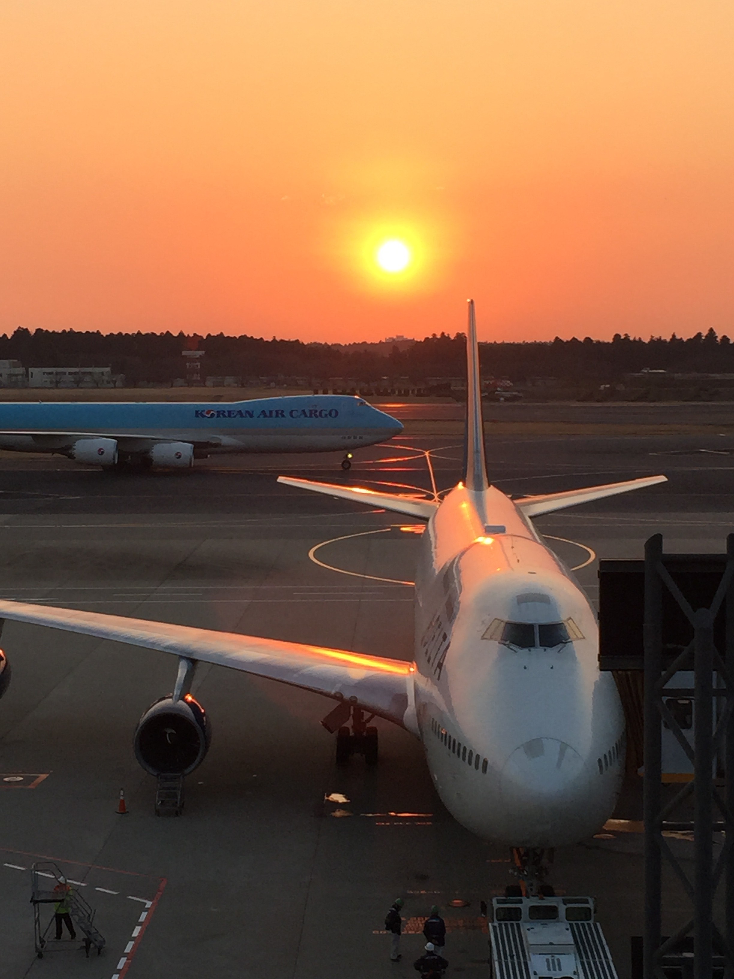 成田空港の滑走路と夕日