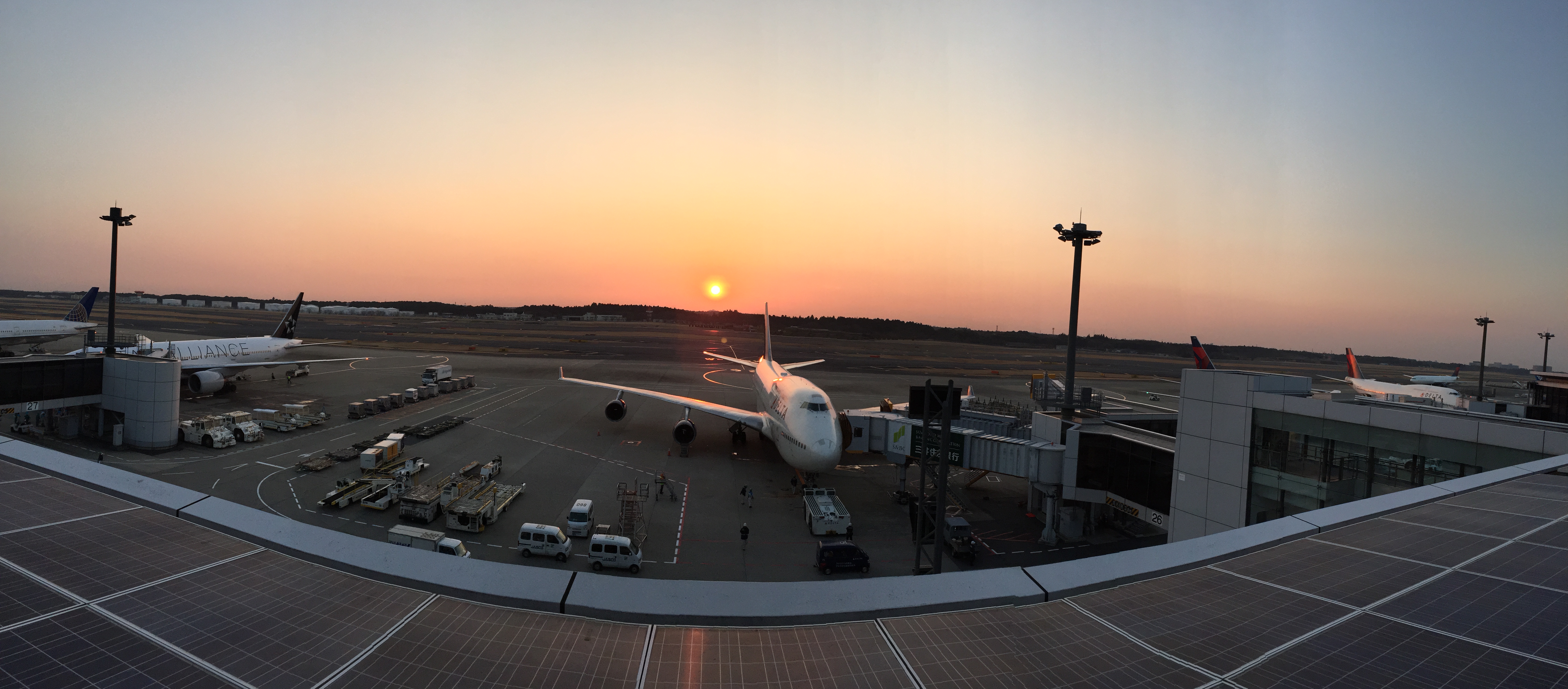 成田空港の滑走路と夕日